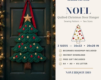 Könnte beinhalten: Ein digitales Schnittmuster für einen gesteppten Weihnachts-Türhänger namens Noel. Das Bild zeigt einen grünen, gesteppten Baum mit roten und goldenen Ornamenten und einem goldenen Stern, mit zwei Größenangaben: 16x22 und 20x28 Zoll.