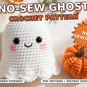 Könnte beinhalten: Ein weißes gehäkeltes Gespenst mit schwarzen Sicherheitsaugen, einem gestickten Lächeln und rosa Wangen neben einem kleinen gehäkelten orangefarbenen Kürbis. Text: NO-SEW GHOST CROCHET PATTERN, NO SEWING!, BEGINNER FRIENDLY, PDF PATTERN, INSTANT DOWNLOAD.