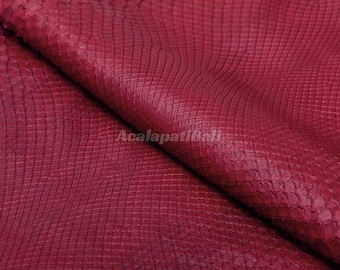 Cuir de python bordeaux mat profond | Peau de serpent réticulée entière | Peau de dos de python blanchie