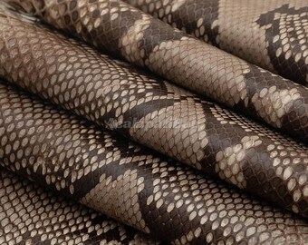 Cuir de python taupe mauve poussiéreux | Peau de serpent réticulée entière | Peau de dos de python non blanchie