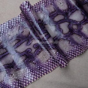 Echtes Schlangenleder für Bastelprojekte, exotisches, violettes Leder – ideal für exklusive Mode.