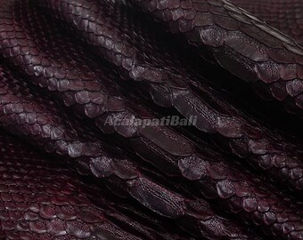 Donker bordeauxrood. Pythonleer | Volledige netvormige slangenhuid | Gebleekte buikhuid van een python
