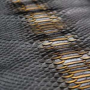 クラフトマンプロジェクト用ボルネオパイソンスキン、ブラックオブシディアンゴールドリアル爬虫類スキン