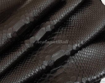 Cuir de python noir | Peau de serpent réticulé entière | Peau de ventre de python non blanchie