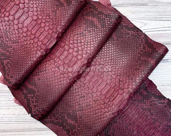 Cuir de python bordeaux foncé | Peau de serpent réticulée entière | Peau de ventre de python non blanchie