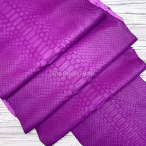 Cuir de python violet vif | Peau de serpent réticulé entière | Peau de ventre de python blanchie