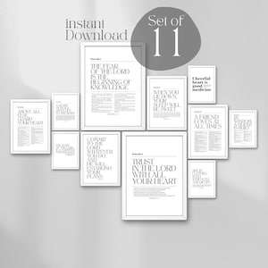 Peut inclure: Un ensemble de 11 affiches murales blanches avec une typographie noire à empattements présentant des versets bibliques et des textes inspirants. La collection comprend des cadres de tailles variées avec des phrases comme Trust in the Lord, The Fear of the Lord et A Friend Loves at All Times, disposés en galerie.
