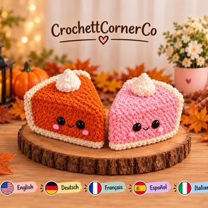 Puede incluir: Dos porciones de tarta de ganchillo, una naranja y otra rosa, cada una con un borde de corteza blanca, un copete de nata montada blanca encima y una cara sonriente con ojos negros y mejillas rosadas. El texto CrochettCornerCo es visible.