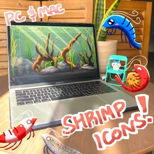 Peut inclure: Un ordinateur portable MacBook Pro argenté affichant un fond d'écran numérique d'aquarium avec des icônes de crevettes. L'écran affiche le texte PC & MAC et SHRIMP ICONS. Des illustrations décoratives de crevettes entourent l'ordinateur.