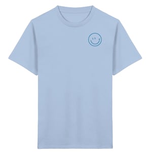 Puede incluir: Una camiseta de manga corta de color azul claro que presenta un pequeño gráfico circular de cara sonriente en azul oscuro impreso en la parte superior izquierda del pecho. La prenda tiene un cuello redondo estándar y un diseño sencillo.