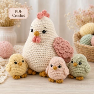 Può includere: Un set di schemi all'uncinetto con una grande gallina color crema con cresta e ala rosa, accompagnata da tre piccoli pulcini in giallo, rosa e verde salvia. Ogni figura ha occhi ricamati neri e un piccolo becco. Il testo recita PDF Crochet.