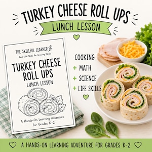 Op de afbeelding: Een gedrukt lesplan getiteld Turkey Cheese Roll Ups Lunch Lesson voor groep K-2, met tekst over koken, wiskunde, wetenschap en levensvaardigheden, naast een wit bord met tortilla-rolletjes van kalkoen, kaas en sla.