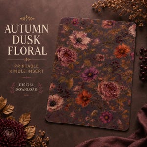 Puede incluir: Una lámina rectangular para Kindle con un patrón floral Autumn Dusk de flores moradas, naranjas y rosas sobre un fondo oscuro. El texto dice: AUTUMN DUSK FLORAL, PRINTABLE KINDLE INSERT, DIGITAL DOWNLOAD. El diseño es plano y rectangular.