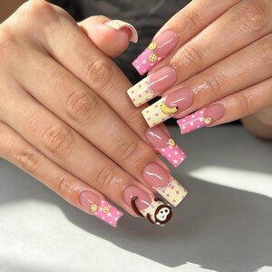 Unghie finte personalizzate da applicare, con ciondolo 3D a forma di scimmietta a pois rosa e gialli, set di unghie finte riutilizzabili in stile kawaii.