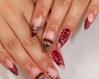 Individuell gestaltete künstliche Fingernägel zum Aufkleben, burgunderrotes Leopardenmuster, Spitzendesign mit Strasssteinen, handgefertigte, wiederverwendbare künstliche Fingernägel.