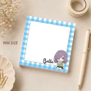 Peut inclure: Un bloc-notes carré avec une bordure à carreaux vichy bleu clair et blanc et une zone d'écriture centrale blanche. Le coin inférieur droit présente une illustration de style anime d'une personne aux cheveux violets tenant un chat, avec le nom Bella.