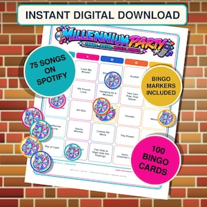 Op de afbeelding: Een Millennium Party 1990s-2010s muziekbingokaart met een raster van songtitels. De kaart bevat de tekst 75 SONGS ON SPOTIFY, BINGO MARKERS INCLUDED en 100 BINGO CARDS. Ronde markers met CD-afbeeldingen zijn op het raster geplaatst.