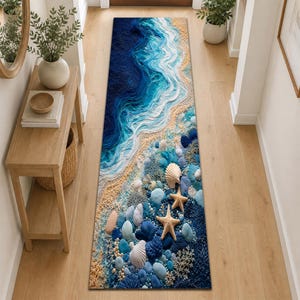 Peut inclure: Un long tapis de couloir rectangulaire représentant une vue plongeante sur un rivage. Le motif montre des vagues bleu foncé s'écrasant sur du sable beige clair, avec des coquillages blancs, des pierres bleues et deux étoiles de mer.