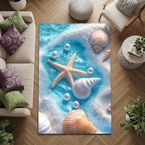 Peut inclure: Un tapis rectangulaire présentant une impression haute résolution d'une scène océanique turquoise avec de l'écume blanche, une étoile de mer beige centrale, divers coquillages en spirale orange et blancs, et des perles blanches éparpillées.