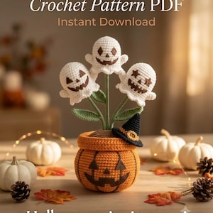 Pode incluir: Crochet Pattern PDF Instant Download Halloween Amigurumi. Um vaso de abóbora de crochê laranja com rosto de jack-o'-lantern e um chapéu de bruxa preto, contendo três figuras de fantasmas brancos com traços castanhos em hastes verdes.
