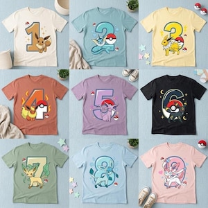 Könnte beinhalten: Eine Sammlung von neun kurzärmeligen T-Shirts in verschiedenen Farben, die jeweils eine große Zahl von eins bis neun, eine einzigartige Pokemon-Figur und eine Poke-Ball-Grafik zeigen. Die T-Shirts sind in einem Raster angeordnet.
