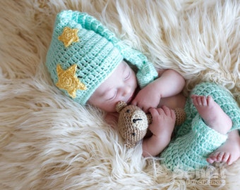 Download istantaneo in inglese MODELLO SET neonato Sleepy Baby Moon e Stars Outfit Plus Sonaglino per foto all'uncinetto