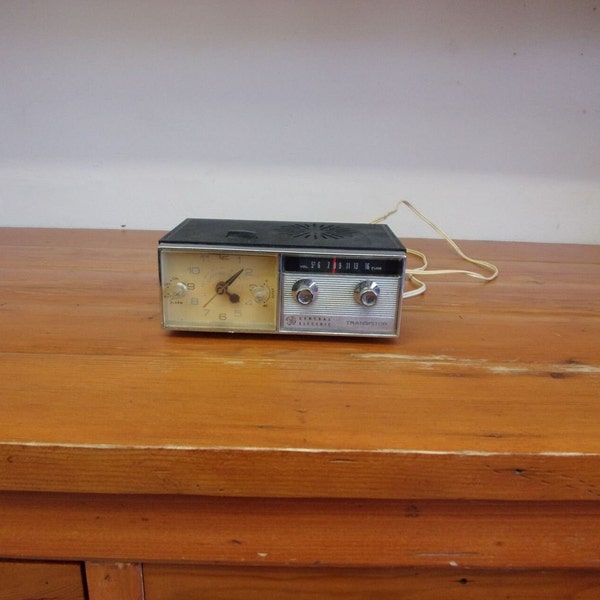 Vintage General Electric Transistor Clock Radio