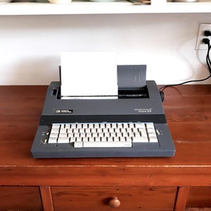 Vintage Smith Corona Spell Right Dictionary Mark XV Typewriter with case