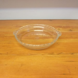 Vintage Pyrex deep dish pie plate clear fluted glass L25