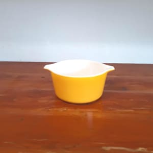 Vintage Pyrex Yellow Casserole Dish 473 1 quart Sunflower