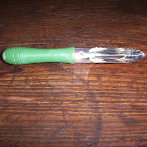 Vintage apple peeler and corer green handle potato peeler kitchen tool gadget