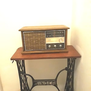 Vintage RCA Victor RGC42S Pecan Radio