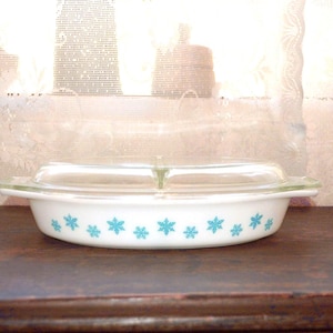Vintage Pyrex Snowflake divided casserole dish turquoise blue 1 1/2 qt casserole