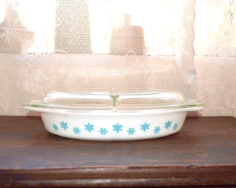 Vintage Pyrex Snowflake divided casserole dish turquoise blue 1 1/2 qt casserole