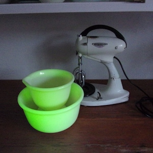 Vintage Hamilton Beach Stand Mixer with Custard Glass Bowls WM 379769  D Model G