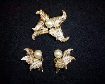 Vintage gold and pearl art nouveau brooch and earring set costume jewelry WE001