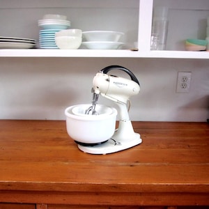 Vintage Hamilton Beach Stand Mixer with Milk Glass Bowls WM 705665  D Model G