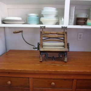 Antique Lowell Manufacturing Co Wringer Washer 001WE