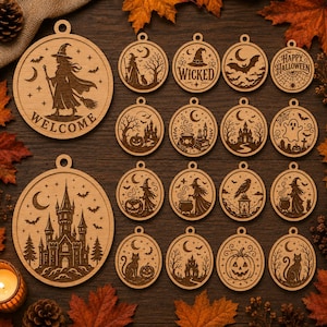 Puede incluir: Una colección de adornos redondos de madera con diseños de Halloween grabados con láser, que incluyen brujas, castillos, calabazas, gatos, murciélagos y fantasmas. Algunos adornos incluyen textos como Welcome, Wicked y Happy Halloween.