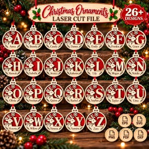 Puede incluir: Una colección digital de 26 diseños de adornos navideños cortados con láser que presentan siluetas de renos de madera, copos de nieve y letras de la A a la Z. Cada adorno circular incluye un nombre y un cordón rojo. Formatos: EPS, SVG, PNG, PDF y DXF.