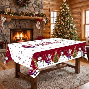 Puede incluir: Un mantel rectangular con un centro blanco que incluye el texto Merry Christmas y un borde rojo oscuro decorado con ilustraciones repetidas de Santa Claus, muñecos de nieve y árboles de Navidad decorados, con copos de nieve blancos.