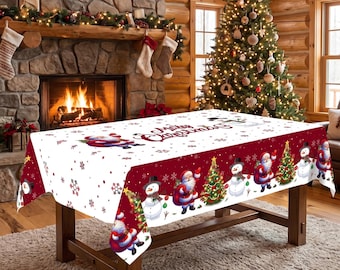 Könnte beinhalten: Eine rechteckige Tischdecke mit weißer Mitte und dem Schriftzug Merry Christmas sowie einem dunkelroten Rand, der mit wiederkehrenden Illustrationen von Weihnachtsmann, Schneemännern und geschmückten Tannenbäumen verziert ist.