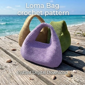 Op de afbeelding: Drie gehaakte tassen in lichtpaars, beige en olijfgroen, elk met een afgerond handvat en een gestructureerd steekpatroon. De tekst Loma Bag crochet pattern en Instant Digital Download staat over de afbeelding van de tassen heen.