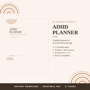 Op de afbeelding: Een digitale ADHD-planner met een beige achtergrond en bruine boogafbeeldingen. De tekst luidt: No Nonsense Journals, ADHD Planner, a guided planner for focus & follow-through, 17 printbare pagina's, ongedateerd, 21,59 x 27,94 cm, Works in GoodNotes.