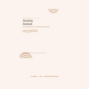 Op de afbeelding: Een lichtbeige journal-omslag met de tekst Anxiety Journal, a calm, guided space to understand what you feel, en This book belongs to. Het ontwerp bevat bruine en beige lijntekeningen van concentrische halve cirkels en golvende lijnen.