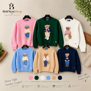 Puede incluir: Seis jerséis de punto de manga larga en rosa, verde oscuro, blanco, azul claro, beige y azul marino. Cada jersey presenta un gráfico central de un oso de peluche con diferentes atuendos, con las letras RL bordadas cerca del dobladillo.