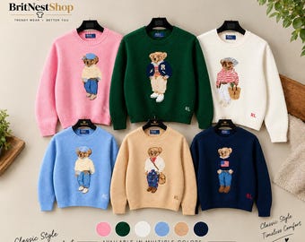 Peut inclure: Six pulls en tricot à manches longues en rose, vert foncé, blanc, bleu clair, beige et bleu marine. Chaque pull présente un motif central d'ours en peluche habillé de différentes tenues, avec les lettres RL brodées près de l'ourlet.