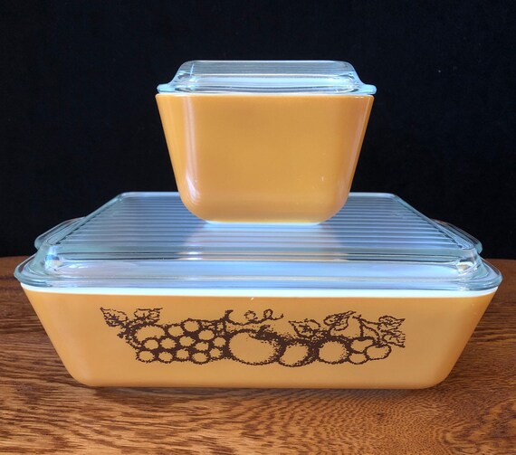VTG pair Pyrex 501 Brown Refrigerator Dishes with Lids Town and Country Old Orchard