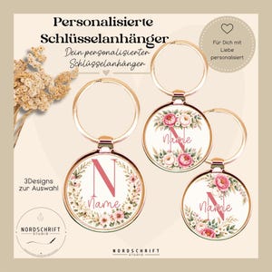 Könnte beinhalten: Drei runde Schlüsselanhänger aus Metall mit roségoldenen Rändern, jeweils mit einem Blumenkranz-Design um einen großen Buchstaben N und das Wort name in Schreibschrift. Der Text auf dem Bild enthält Personalisierte Schlüsselahänger und Nordschrift Studio.