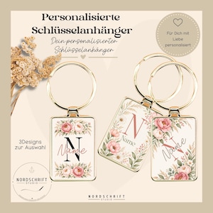 Könnte beinhalten: Drei rechteckige Schlüsselanhänger aus Metall mit goldfarbenen Ringen, jeweils mit einem Blumenmuster aus rosa Pfingstrosen und grünem Blattwerk. Die Designs enthalten den Buchstaben N und das Wort Name in verschiedenen Schriftarten. Text auf dem Bild: Personalisierte Schlüsselahänger, 3Designs zur Auswahl und Nordschrift Studio.